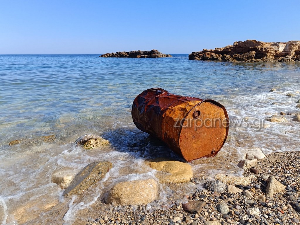 Κρήτη: Επί ένα μήνα στη θάλασσα σκουριασμένο βαρέλι με λάδι – Καταγγελίες για αμέλεια και ρύπανση