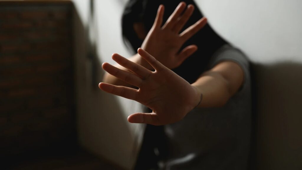 επιτέθηκε-σε-15χρονη-της-έσκισε-τα-ρούχ-2103134