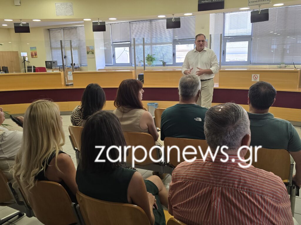 στην-εφορία-χανίων-ο-διοικητής-της-ααδ-2127672