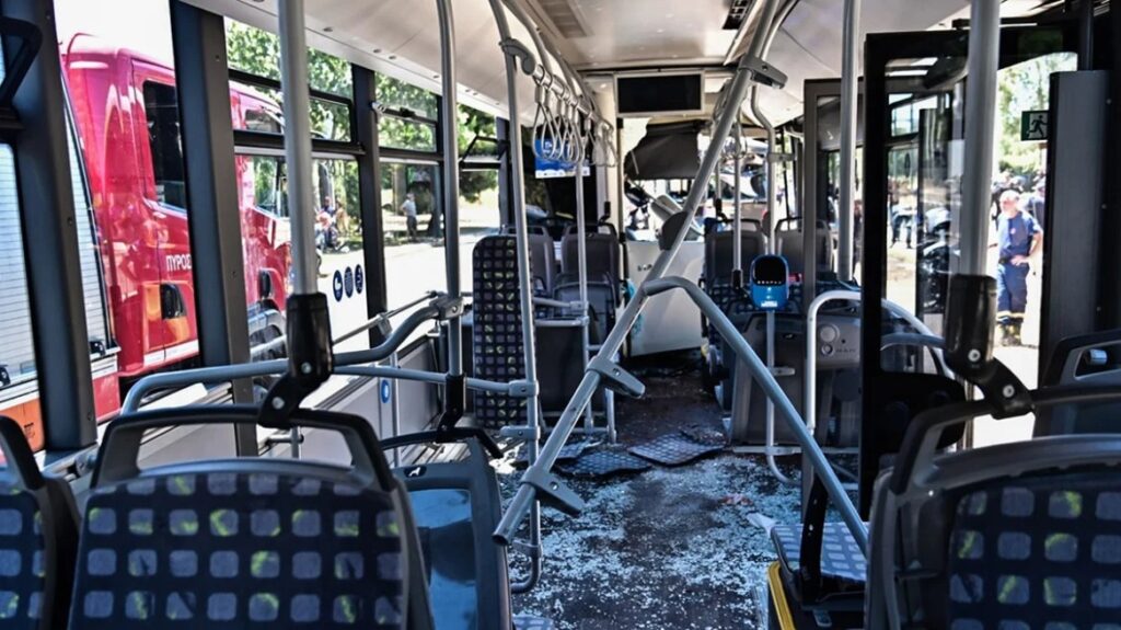 τροχαίο-στη-βούλα-στους-47-οι-τραυματίε-2121691