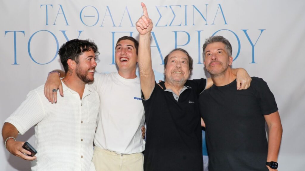 ο-γιάννης-πάριος-αγκαλιά-με-τους-γιους-2119508