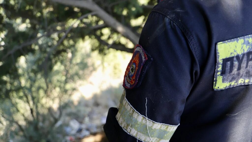 κατέρρευσε-πυροσβέστης-από-τη-ζέστη-σ-2133819