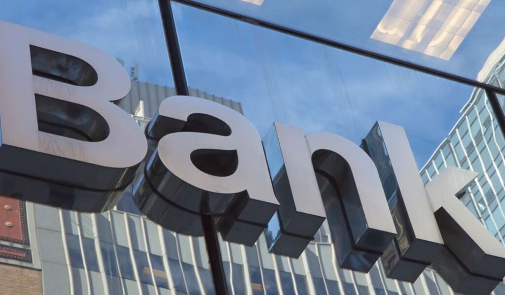 το-μεγάλο-φαγοπότι-οι-τράπεζες-μοιρ-2131230