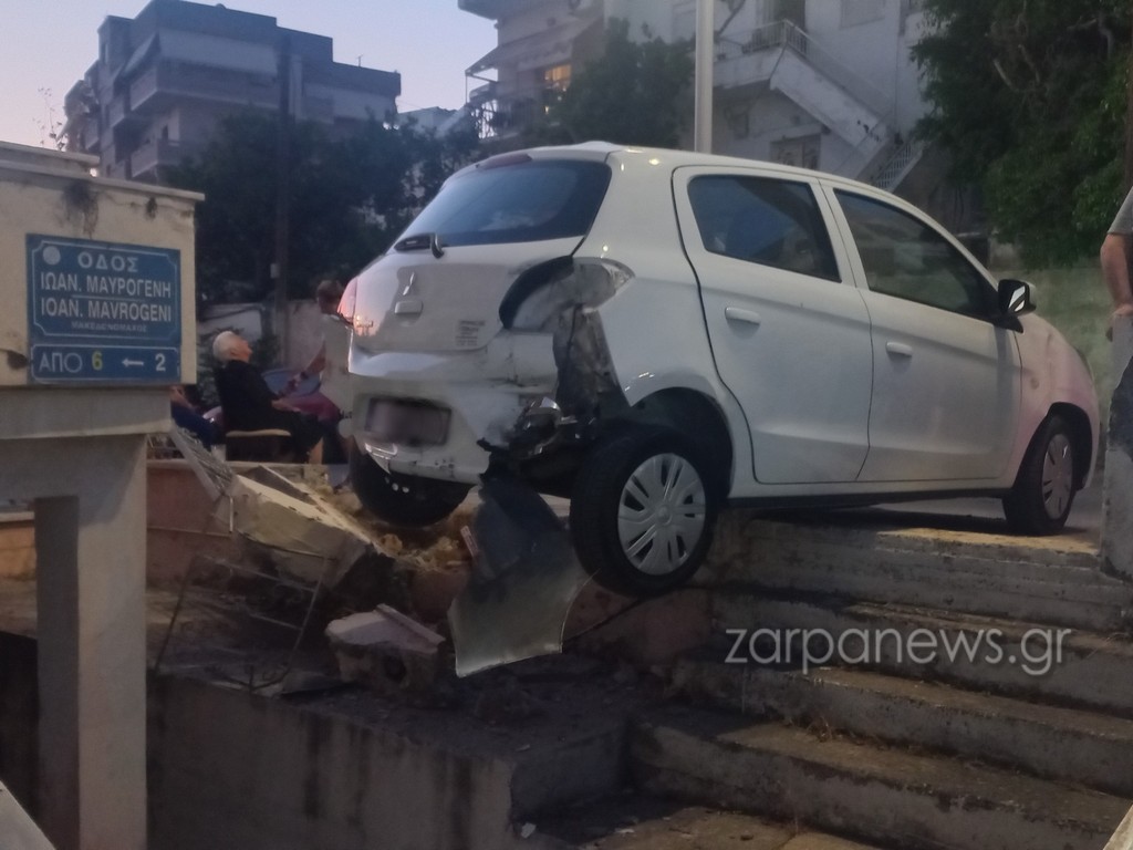 Νέο τροχαίο στην Κρήτη: Αυτοκίνητο ξέφυγε της πορείας του και κρεμόταν στον αέρα - Δείτε εικόνες