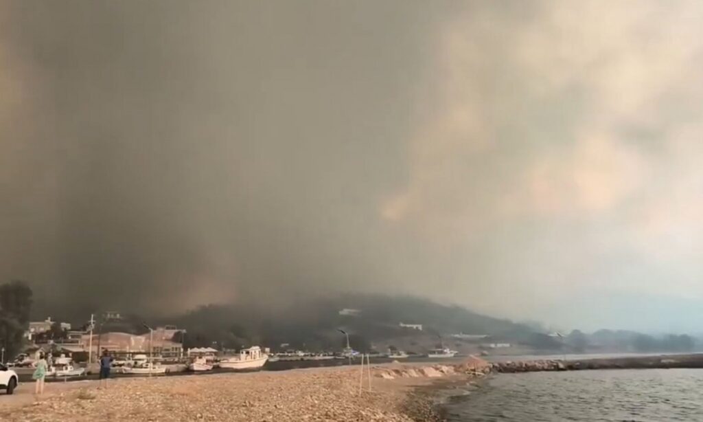 φωτιά-στη-χίο-εγκλωβισμένοι-σε-παραλί-2145379