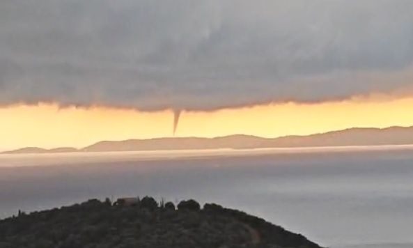 εντυπωσιακός-υδροστρόβιλος-σχηματίσ-2155322