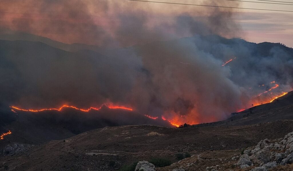 χίος-η-φωτιά-έρχεται-από-όλα-τα-μέρη-τ-2145795