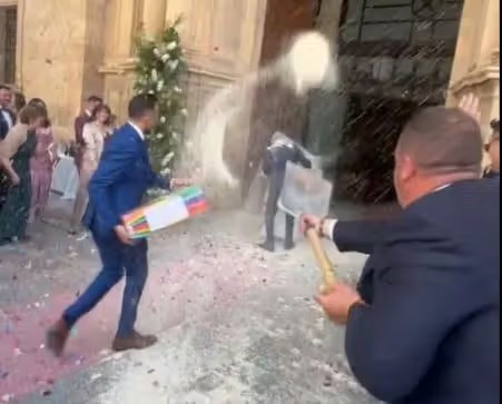 έθιμο-εντός-και-εκτός-ορίων-ρύζι-με-φτυ-2150279