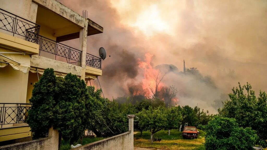 φωτιά-στην-πάτρα-εκκενώνονται-καραμα-2145952