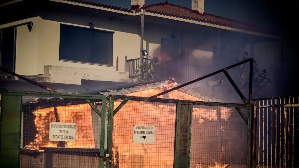 φωτιά-στην-κερατέα-άνδρας-με-κόκκινο-μ-2143432