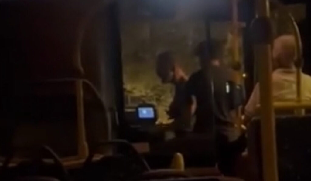 άγριος-καυγάς-μέσα-σε-λεωφορείο-επι-2152876