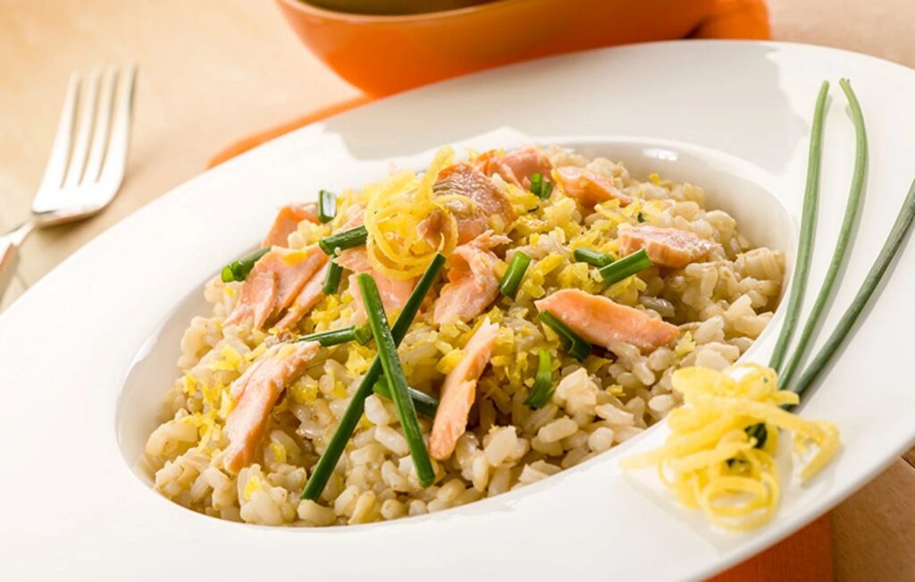 λεμονάτο-ριζότο-με-σολομό-2144391