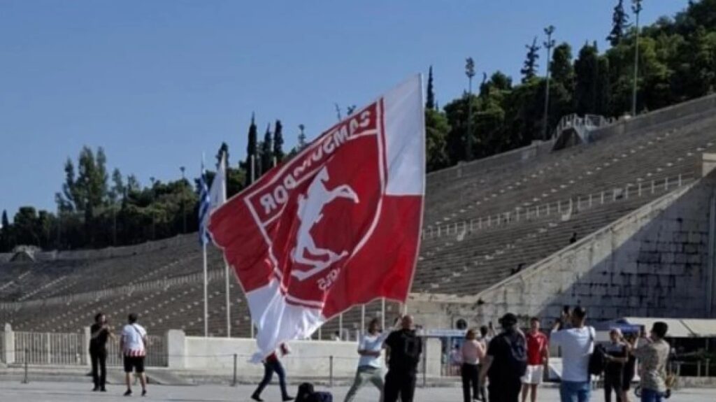 οπαδός-της-σάμσουνσπορ-ανέμιζε-σημαί-2150225