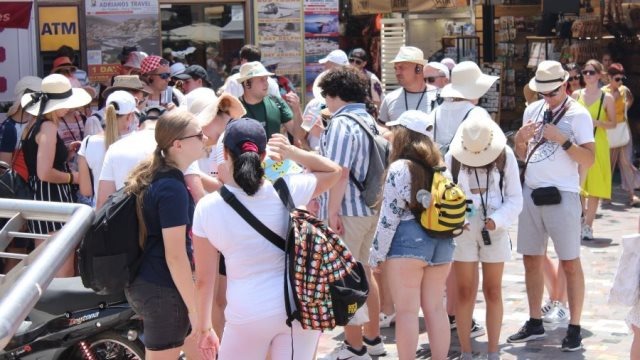 τουρίστες-εφοριακοί-σαρώνουν-και-τ-2146965