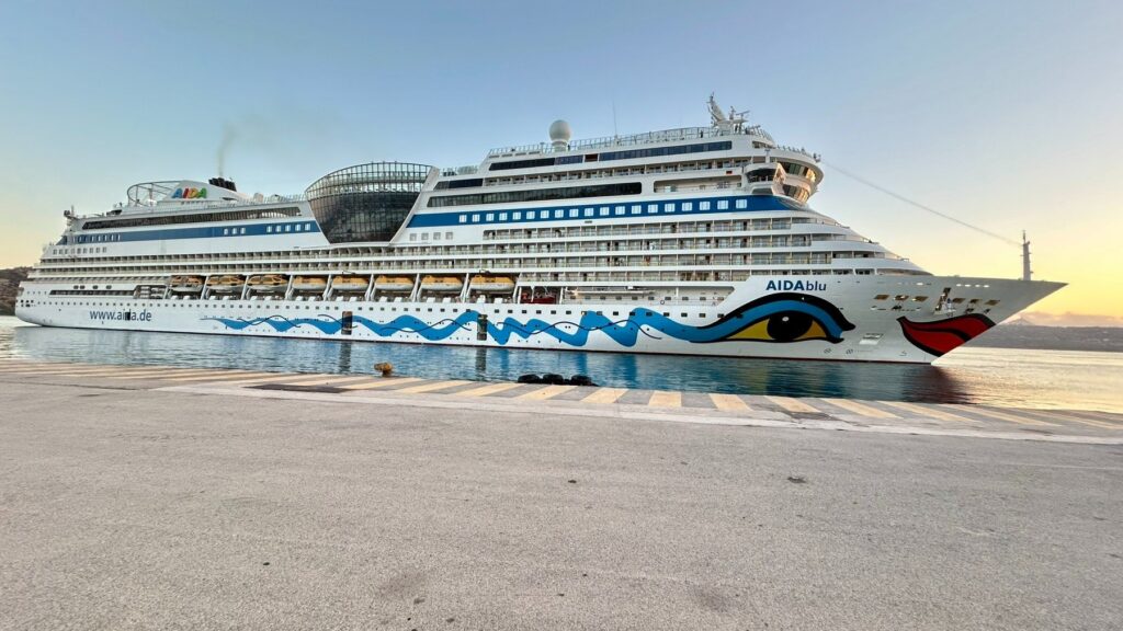 το-πολυτελές-aidablu-με-πάνω-από-2-000-επιβάτες-σή-2168526