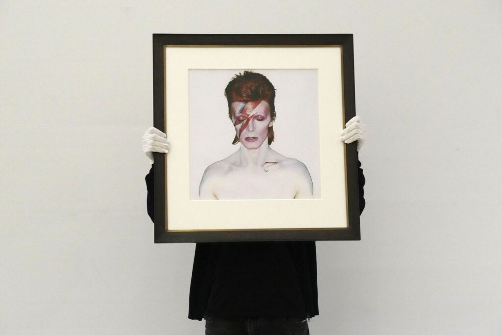 το-εξώφυλλο-του-aladdin-sane-του-david-bowie-μπορεί-να-γ-2169477