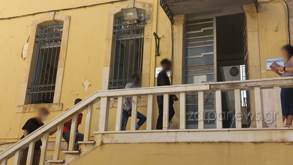 στον-ανακριτή-οι-τρεις-συλληφθέντες-γ-2155959