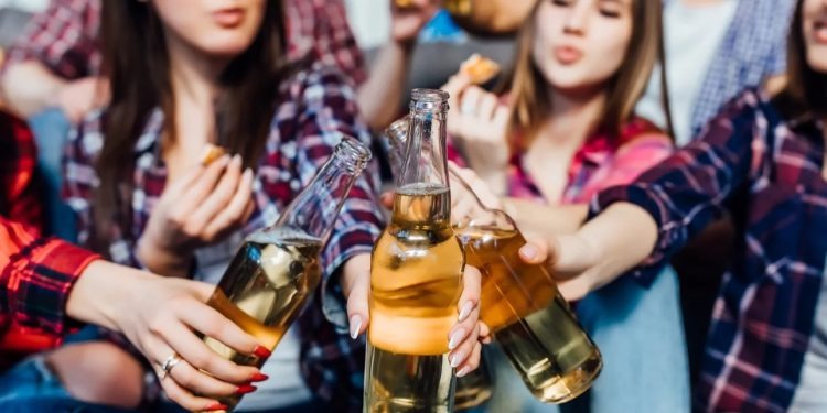 έφηβοι-και-αλκοόλ-μάστιγα-με-1-000-νοσηλεί-2168065