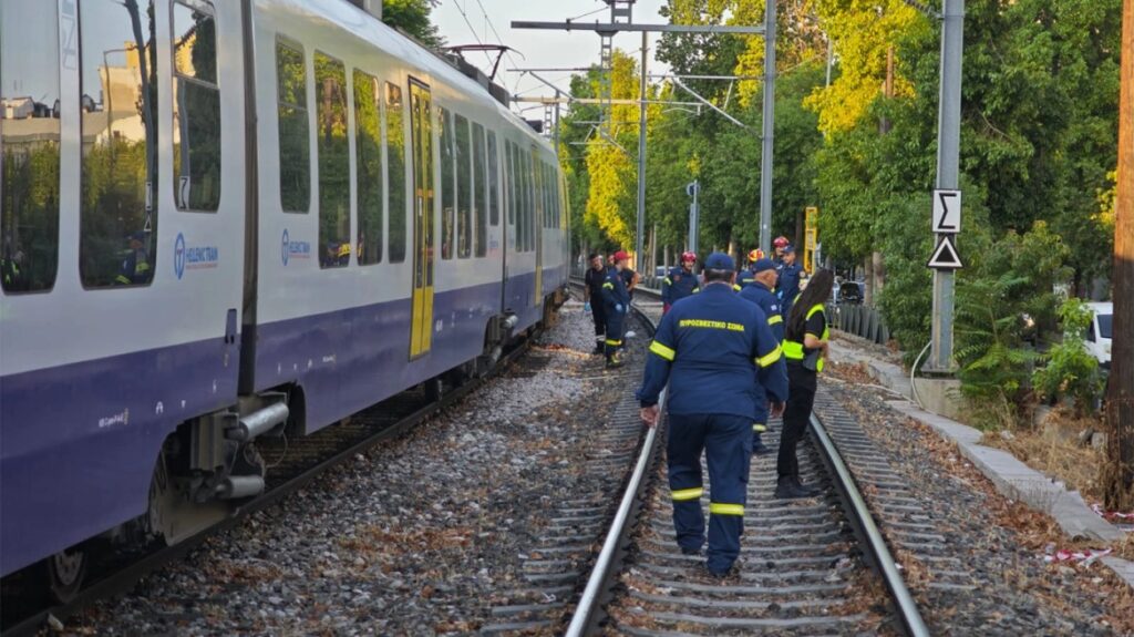 συρμός-του-προαστιακού-παρέσυρε-και-σ-2158382