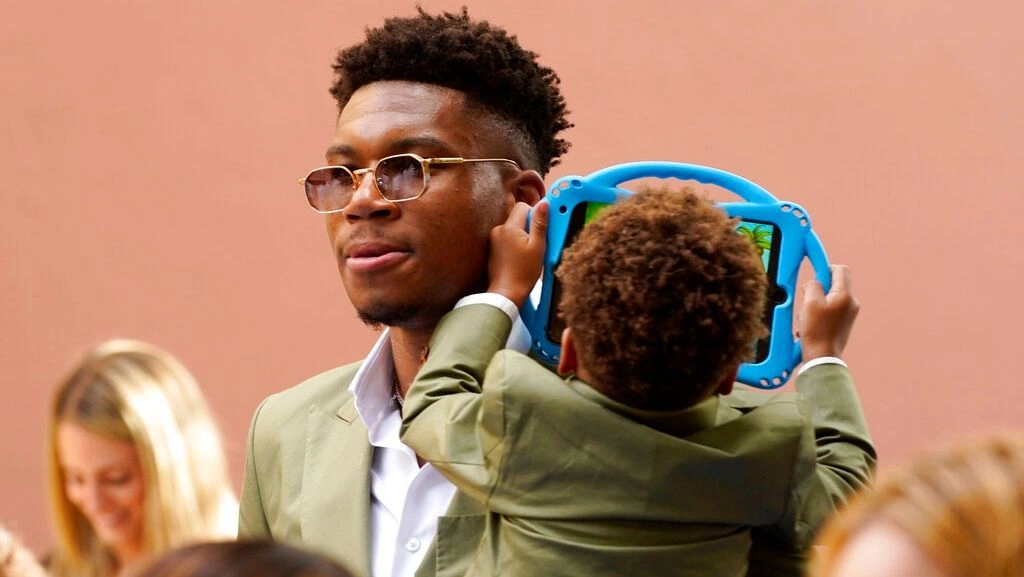 αντετοκούνμπο-σταματήστε-να-λέτε-ψέ-2178444