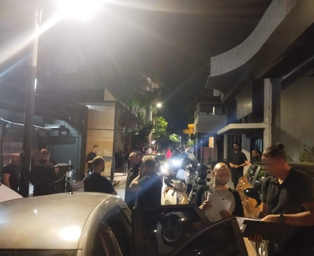 γκάζι-σφραγίζεται-το-κλαμπ-έξω-από-το-ο-2191906