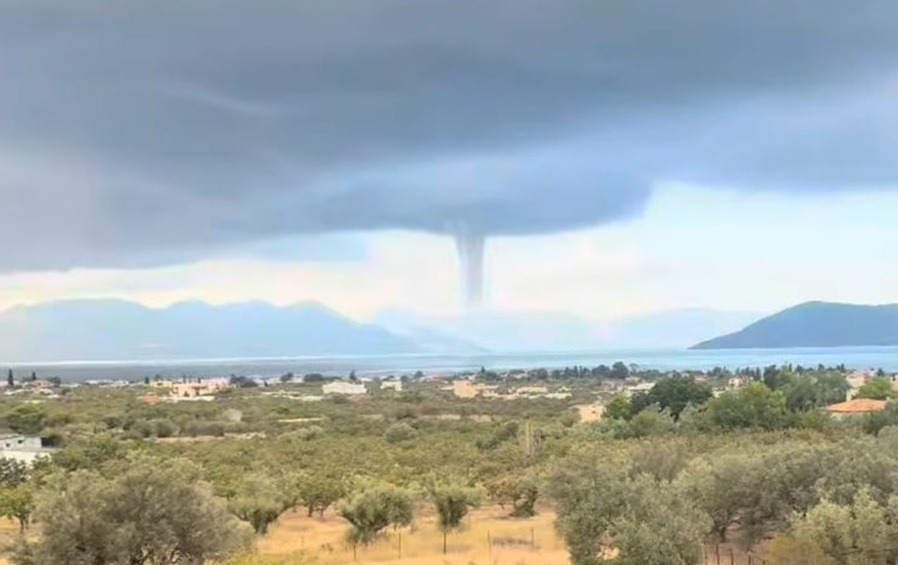 εντυπωσιακός-υδροστρόβιλος-στην-αίγ-2174484