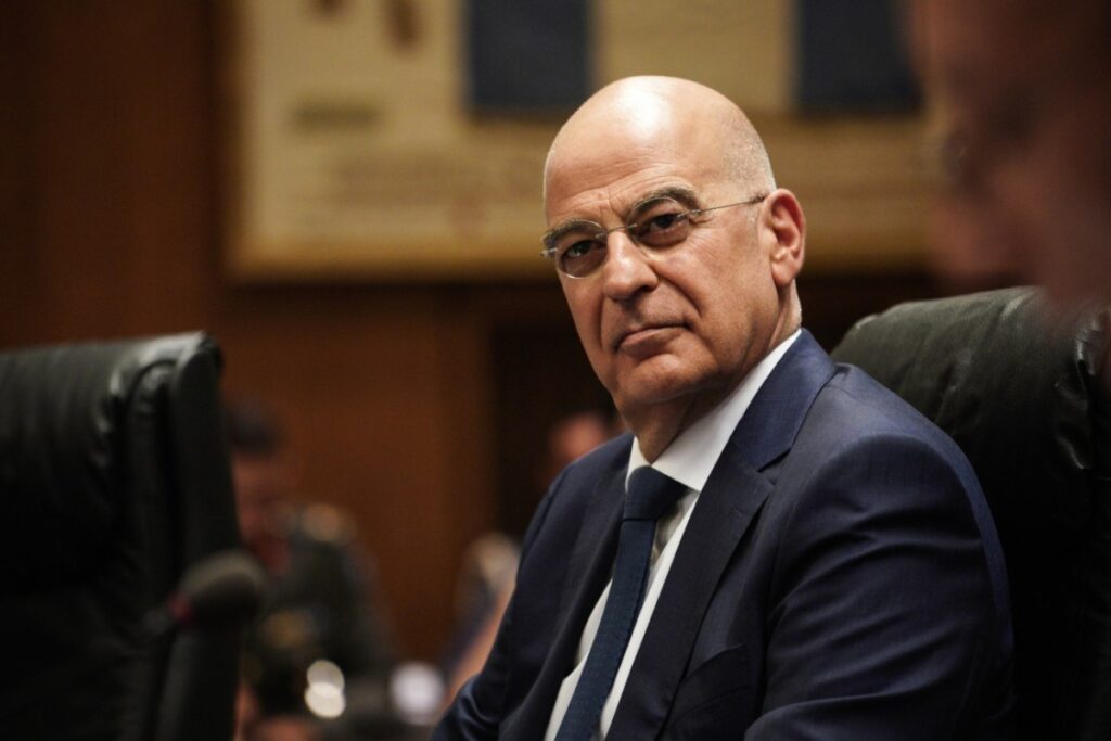 καρφί-δένδια-το-μνημείο-του-άγνωστου-σ-2189003