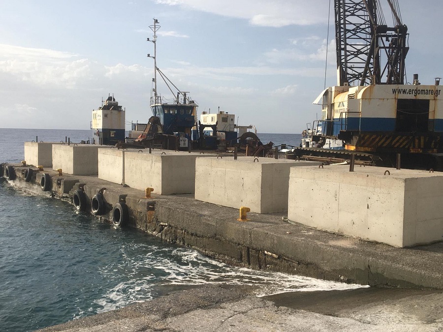 χανιά-έπιασε-δουλειά-ο-πλωτός-γερανός-2189530