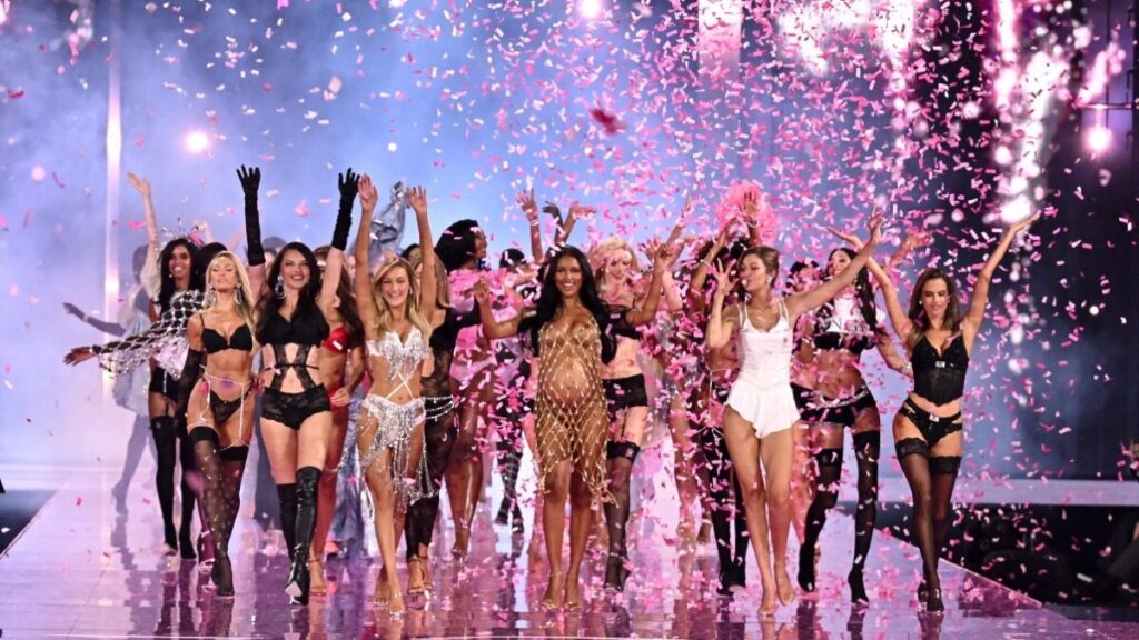 victorias-secret-οι-εντυπωσιακές-εμφανίσεις-του-show-2185029
