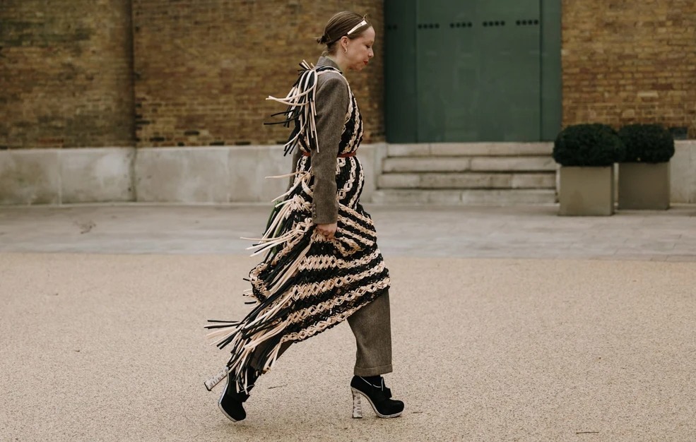 φόρεμα-πάνω-από-παντελόνι-το-trend-που-λατρ-2199773