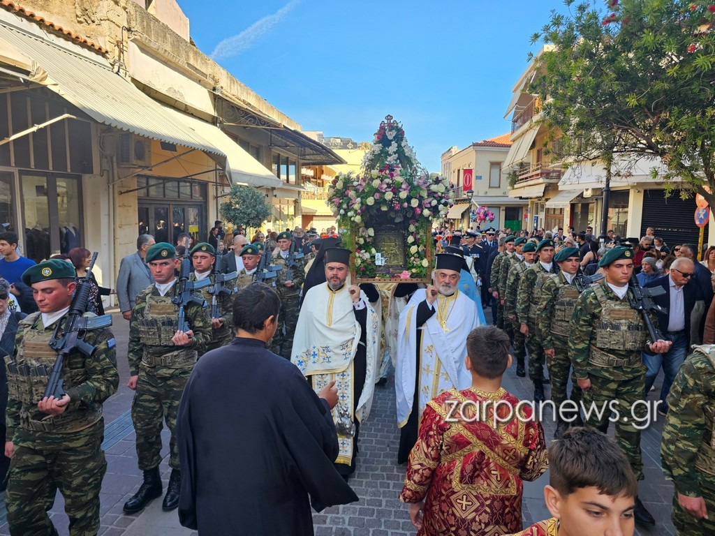 τα-χανιά-φορούν-τα-γιορτινά-τους-για-τη-2210324