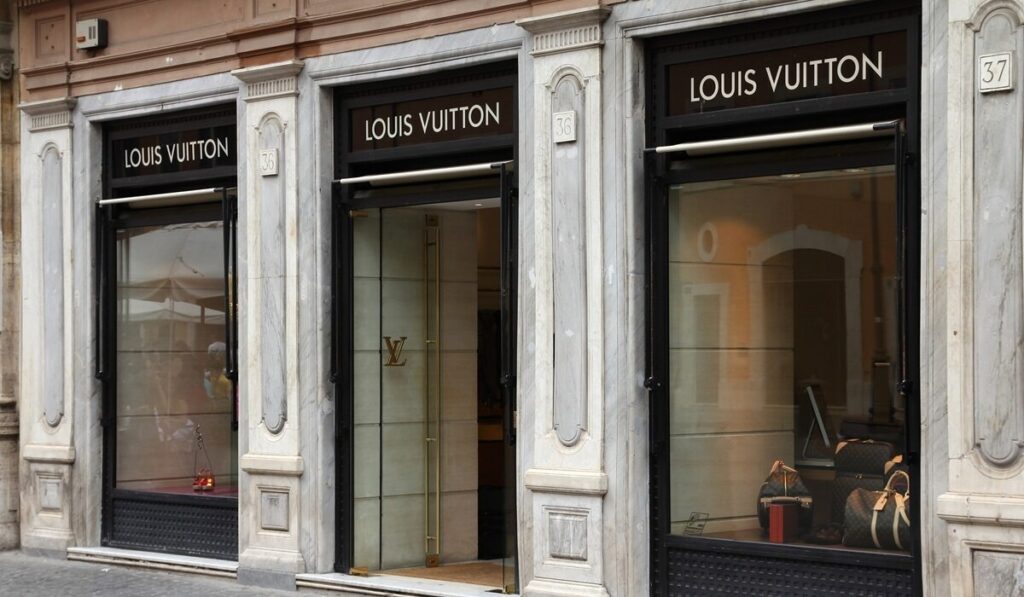 κινηματογραφική-ληστεία-στη-louis-vuitton-στη-ρώ-2207947