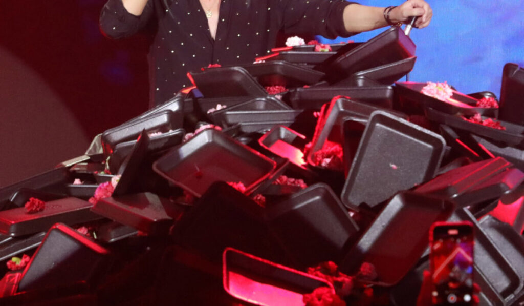 sold-out-τα-μπουζούκια-τα-χριστούγεννα-πόσο-2232237