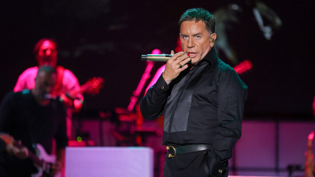 ο-γιώργος-μαζωνάκης-διασκεύασε-το-θρυ-2229554