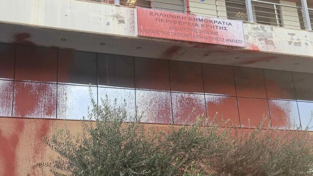 κρήτη-πέταξαν-κόκκινη-μπογιά-στη-διεύ-2232127