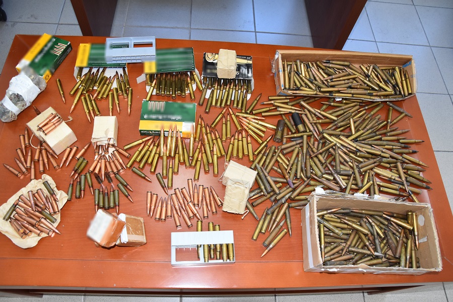 Ηράκλειο: 54χρονος έκρυβε ολόκληρο οπλοστάσιο στο σπίτι του - Δείτε εικόνες 4 Ηράκλειο: 54χρονος έκρυβε ολόκληρο οπλοστάσιο στο σπίτι του - Δείτε εικόνες