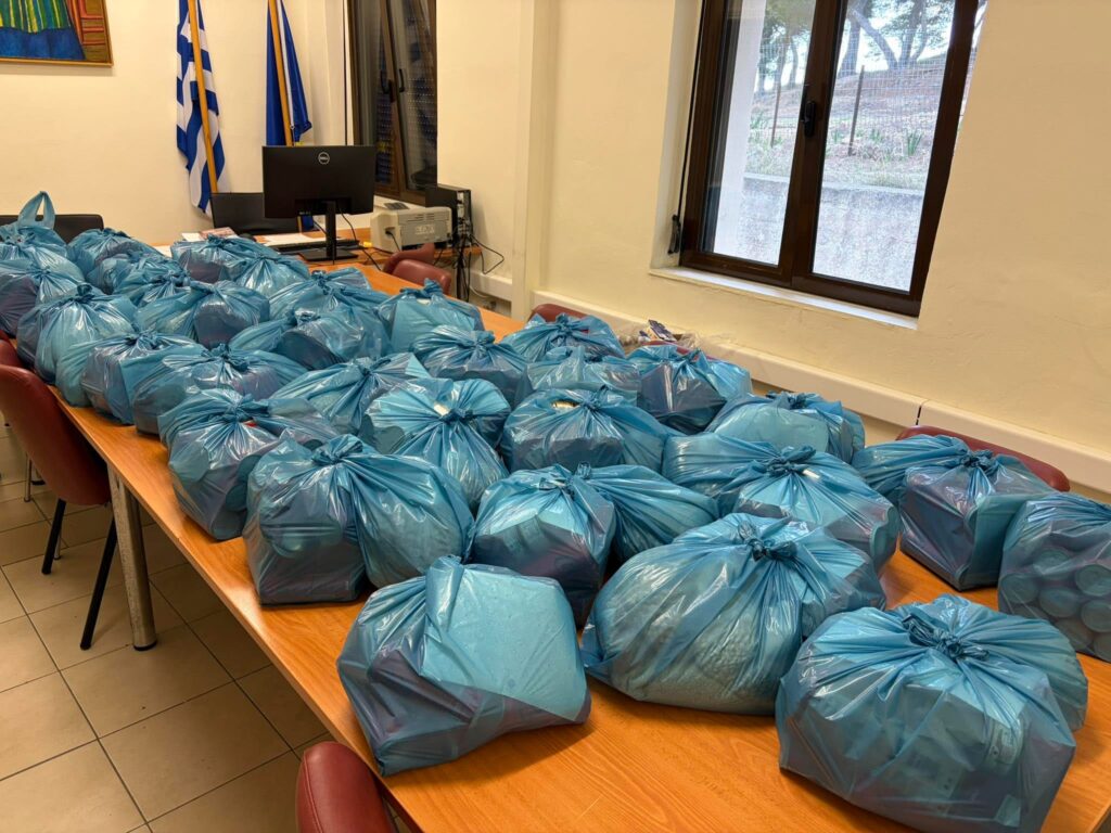 χανιά-προσφορά-τροφίμων-για-τις-γιορτ-2238526