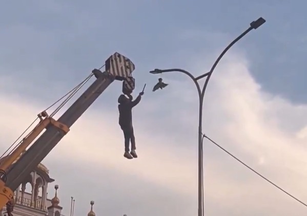 άνδρας-κρεμάστηκε-από-γερανό-για-να-σώ-2241011