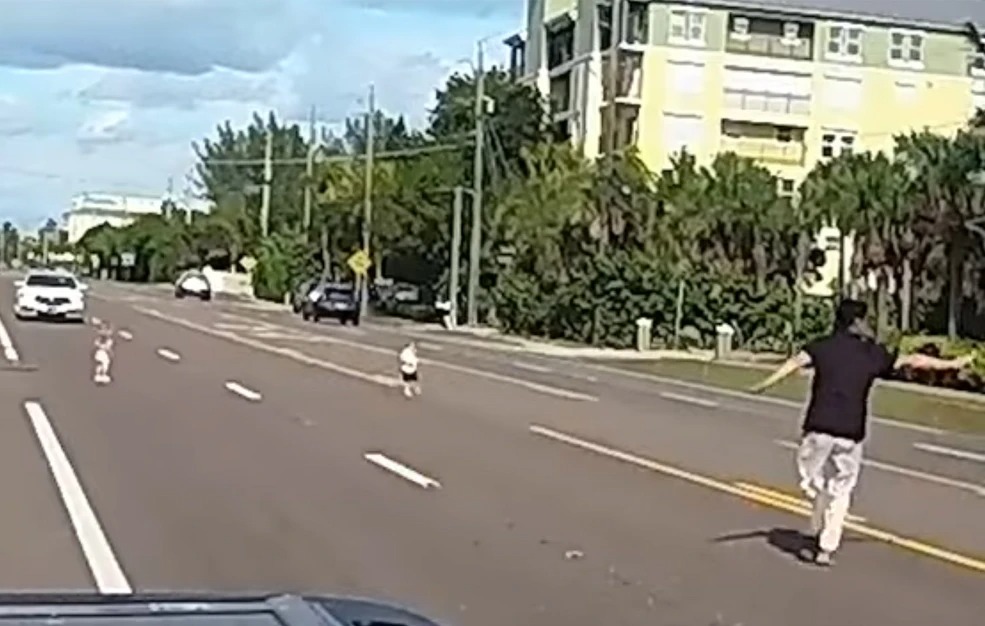 φλόριντα-περαστικός-έσωσε-δύο-νήπια-π-2245912