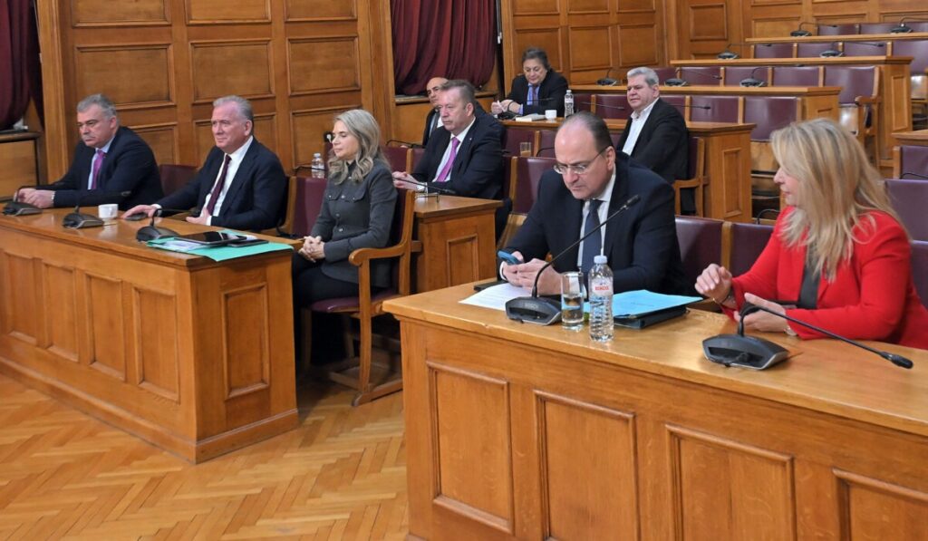 κλείνουν-άρον-άρον-την-εξεταστική-για-2243815