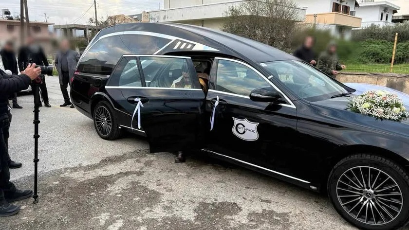 Με… νεκροφόρα έφτασε στην εκκλησία γαμπρός στο Ηράκλειο! - Δείτε εικόνες
