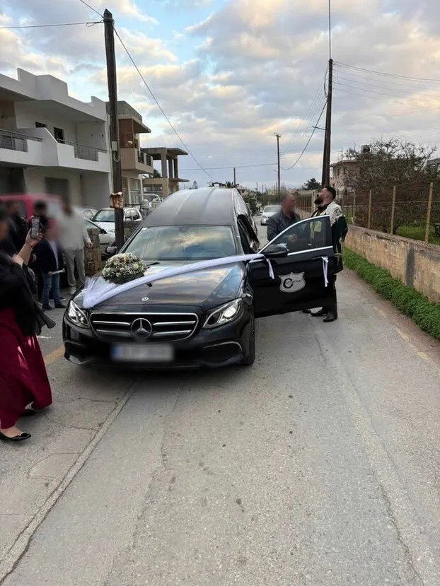 Με… νεκροφόρα έφτασε στην εκκλησία γαμπρός στο Ηράκλειο! - Δείτε εικόνες