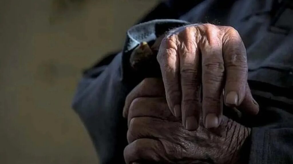 απέσπασαν-από-98χρονο-370-χρυσές-λίρες-λέγ-2240146