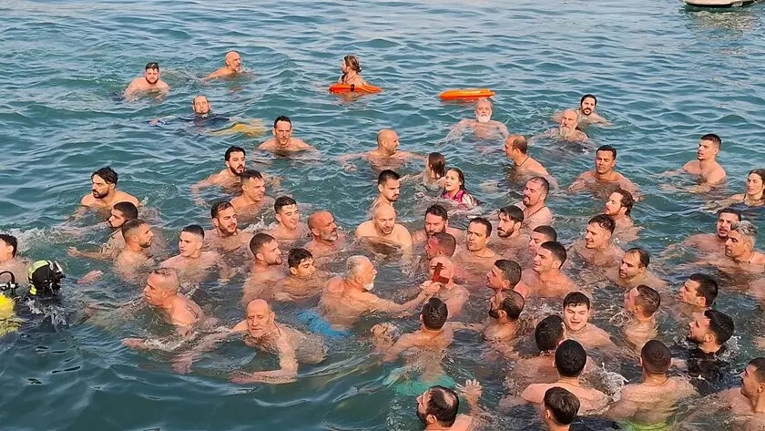 έπιασαν-αλλά-έσπασαν-τον-τίμιο-σταυρ-2240545