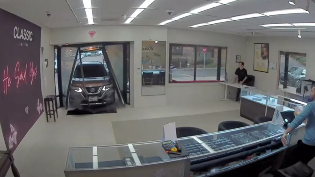 ληστές-στην-καλιφόρνια-μπούκαραν-με-suv-2252638