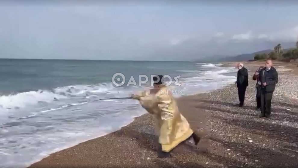 iερέας-στη-μεσσηνία-έριξε-τον-σταυρό-στ-2240640