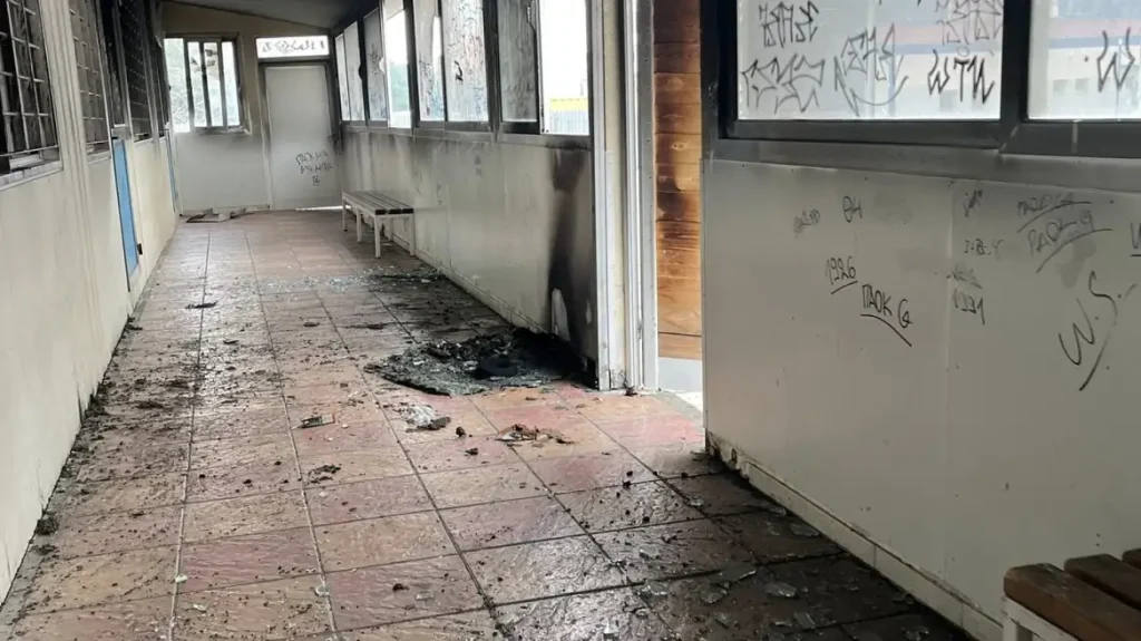 θεσσαλονίκη-νεαροί-έβαλαν-φωτιά-σε-σχ-2251841