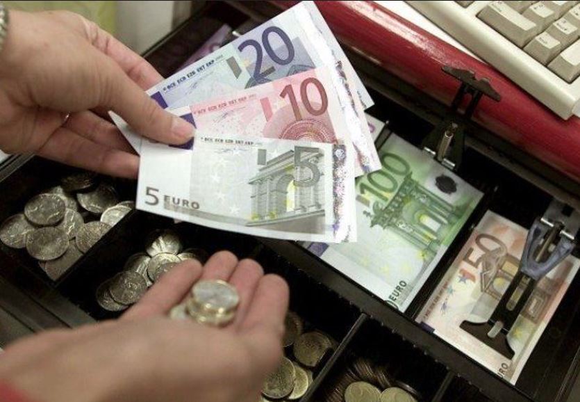 έκλεβε-το-αφεντικό-του-υπάλληλος-μίνι-2248891