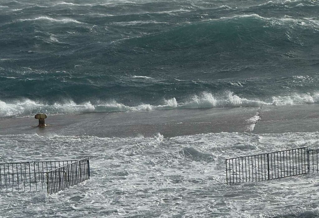 τήνος-κύματα-κατακλύζουν-το-λιμάνι-κα-2243123