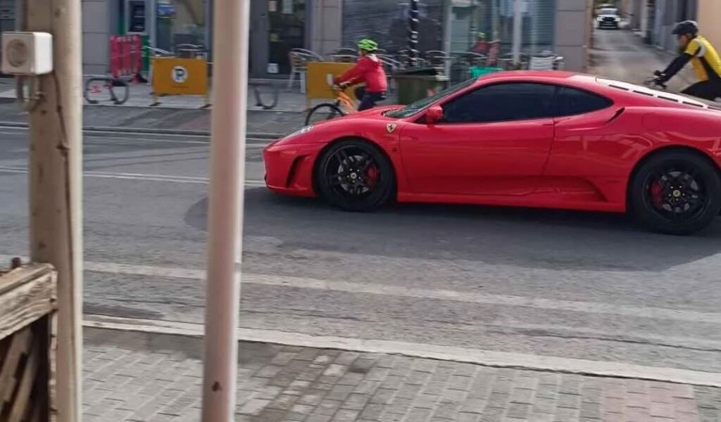 κατακόκκινες-καλλονές-κόβουν-βόλτ-2241269